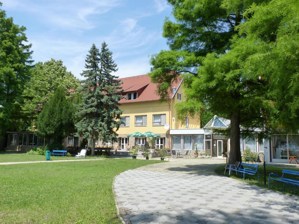 Hotel Kenese Балатонкенесе Екстериор снимка